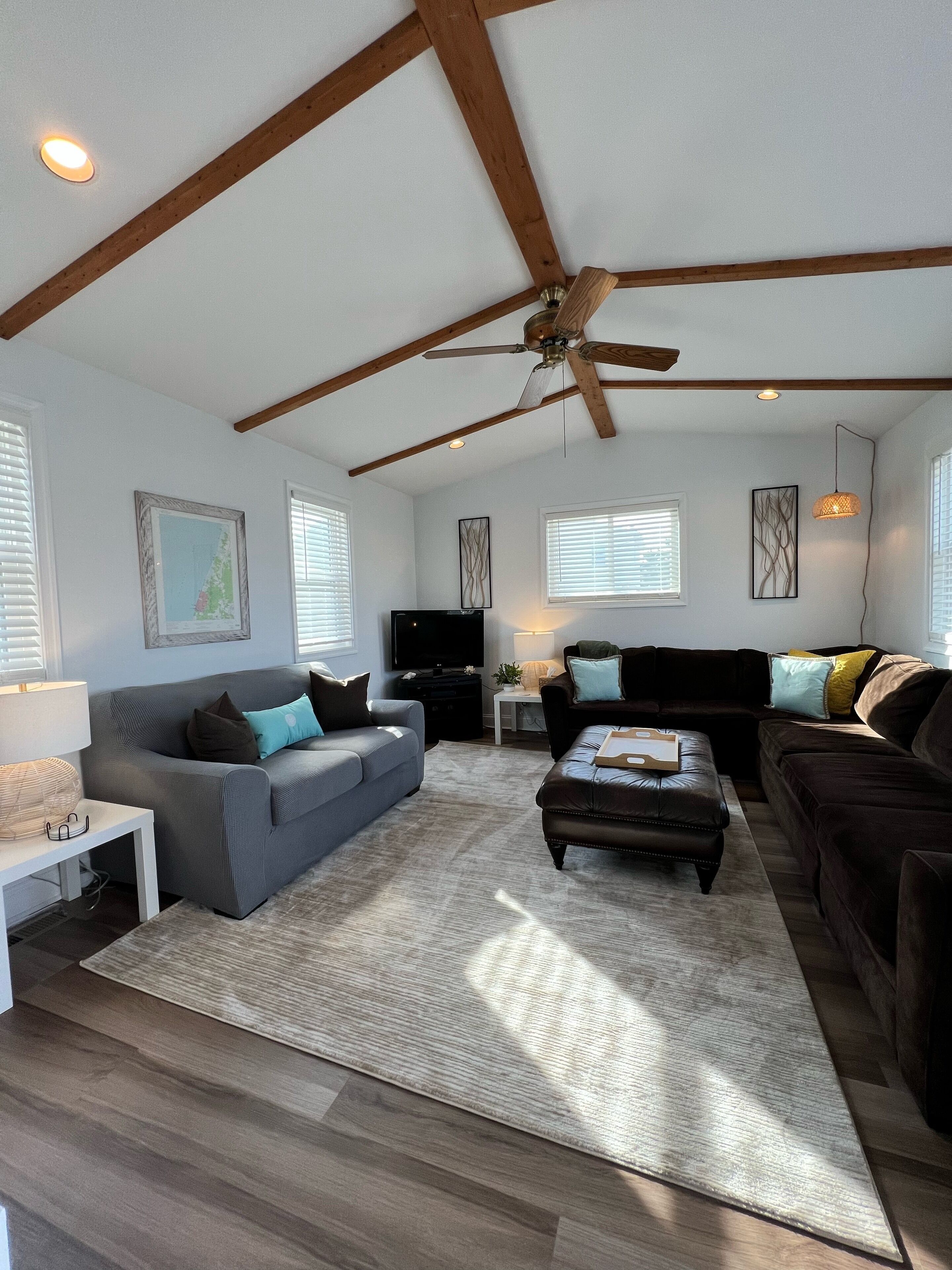 Bay La Vie Bungalow: Family Fun, Poolside Bliss, Beach Steps Away, Sunset Views
