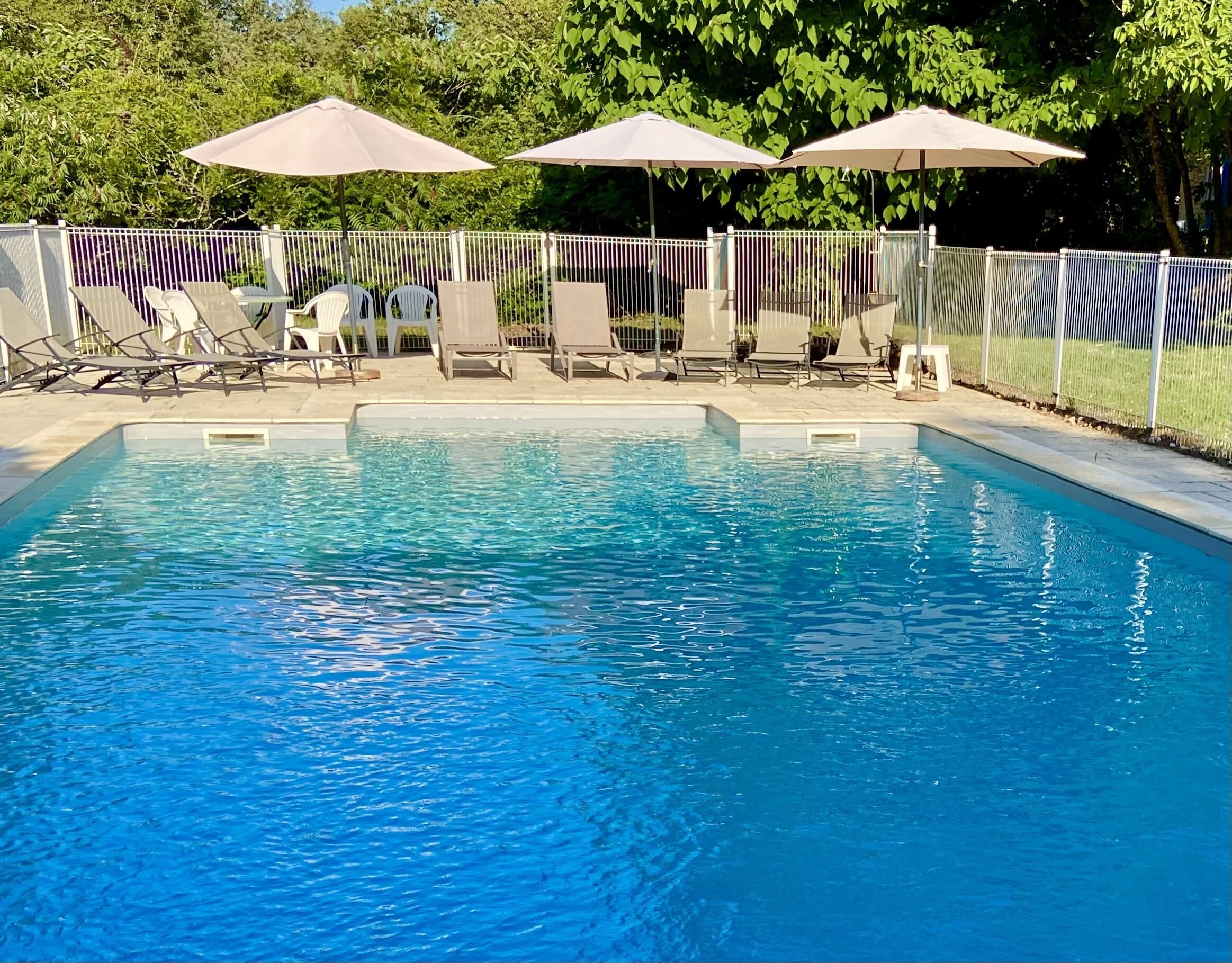Dream Country Farmhouse with Huge Pool & garden, private & perfect for families.