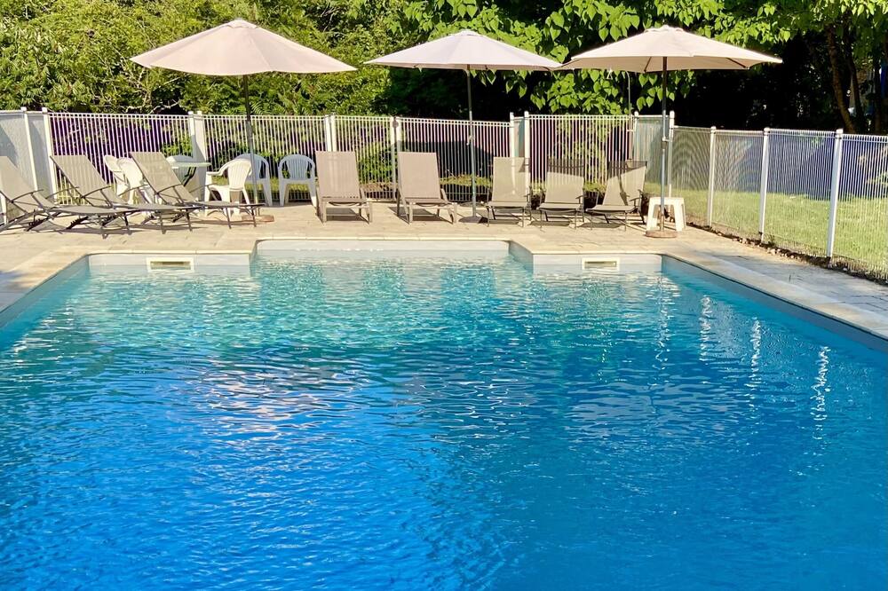 Dream Country Farmhouse with Huge Pool & garden, private & perfect for families.