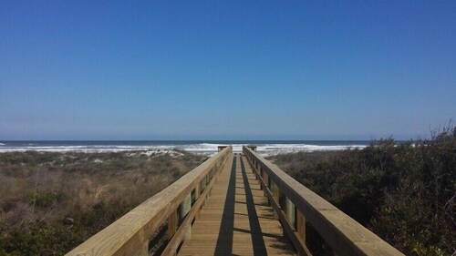 STEPS TO THE BEACH, 2BR/2BA VILLA, CLEAN, QUIET, WIFI, 5-STAR REVIEWS!