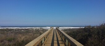 STEPS TO THE BEACH, 2BR/2BA VILLA, CLEAN, QUIET, WIFI, 5-STAR REVIEWS!