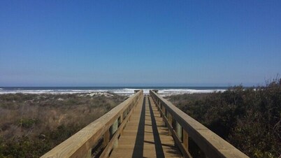 STEPS TO THE BEACH, 2BR/2BA VILLA, CLEAN, QUIET, WIFI, 5-STAR REVIEWS!