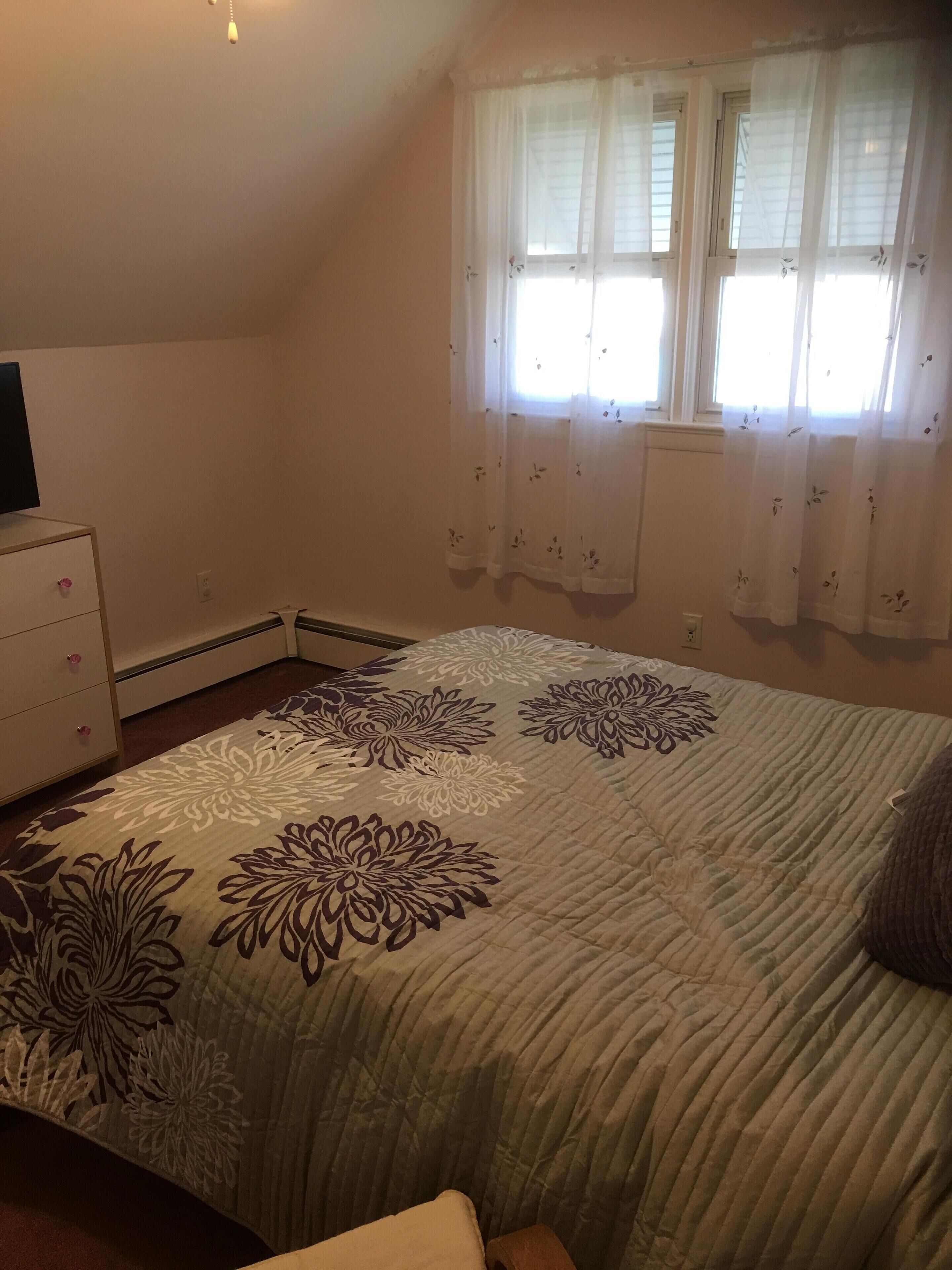 Bedroom 3 (1 Queen Bed w/ TV)