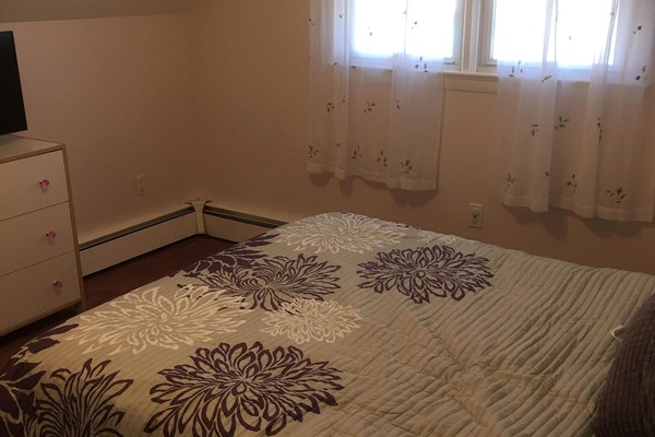 Bedroom 3 (1 Queen Bed w/ TV)