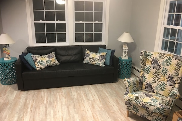 Een televisie en een stereo