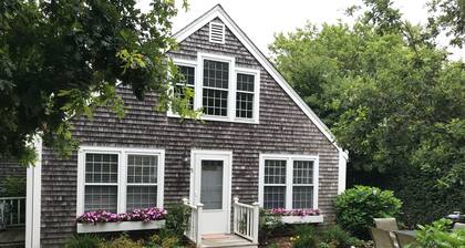2 Bedrooms + Loft - sleeps 6 in beds but max 4 adults- 5 Blocks to Town