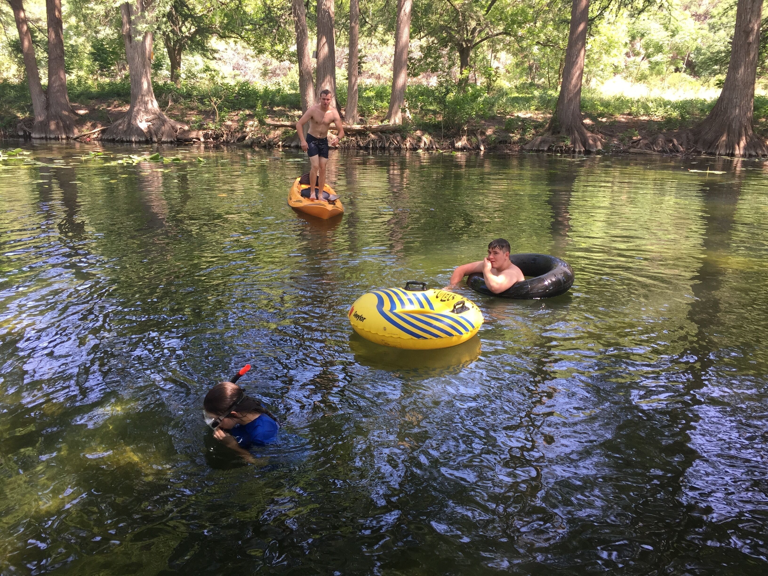 DEEP Frio River, Pool Table, Ping Pong, Volleyball, Pets OK, River Views!