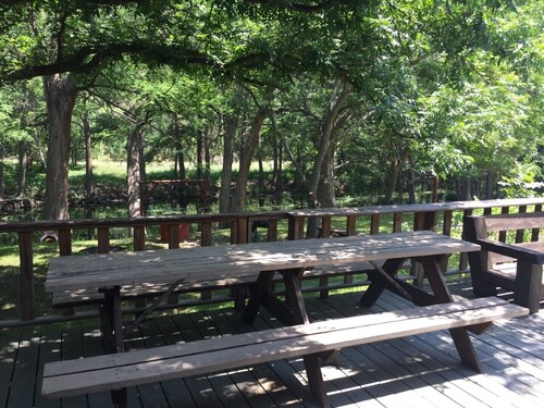 STUNNING Private Frio River! Ping Pong, Guest Cabin, Rope Swing, Kayak Heaven