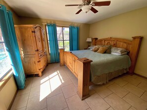 4 bedrooms, free WiFi, wheelchair access - STUNNING Private Frio River! Ping Pong, Guest Cabin, Rope Swing, Kayak Heaven (Leakey)