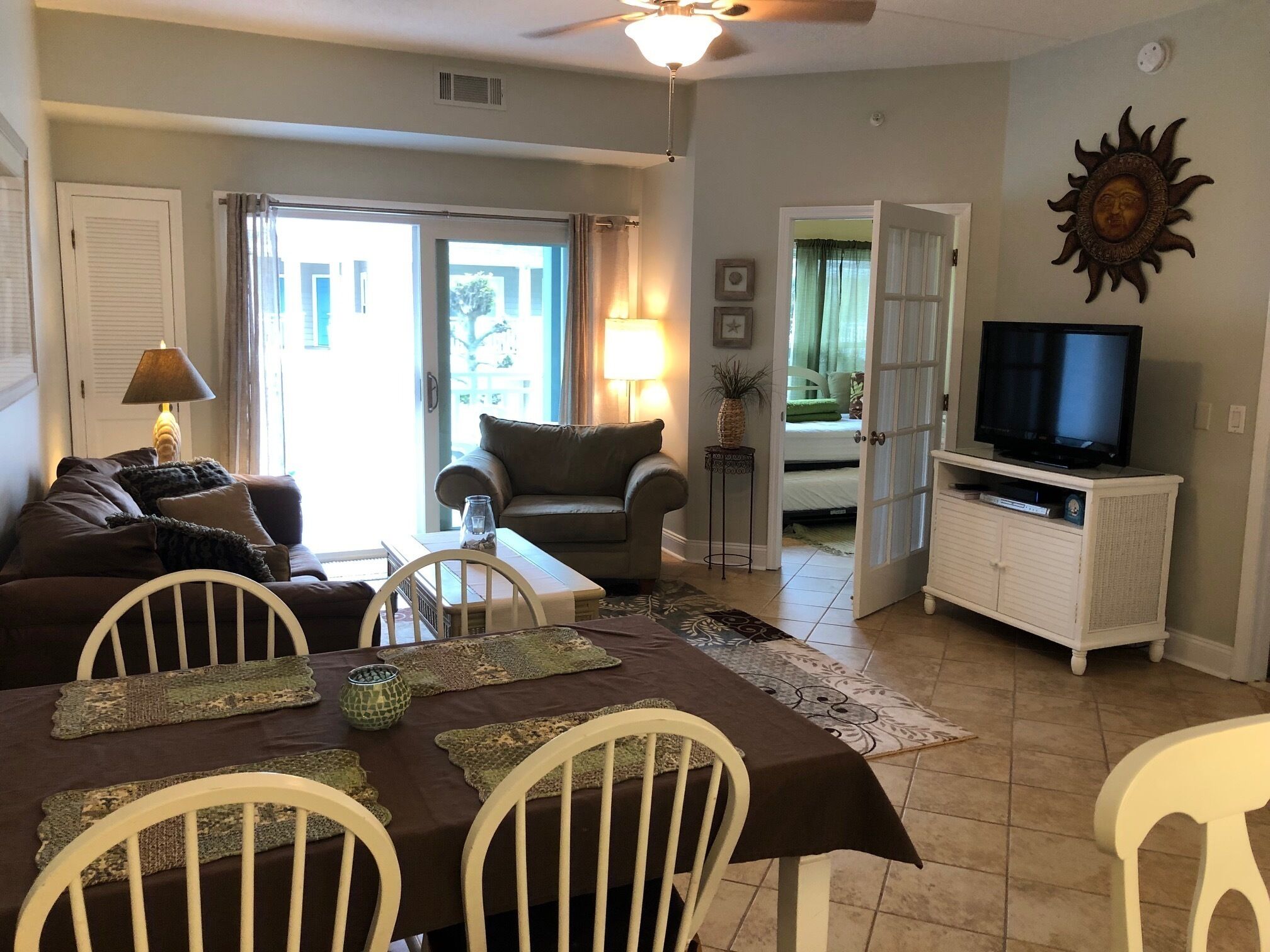 Télévision, lecteur de DVD, vidéothèque, chaîne hi-fi