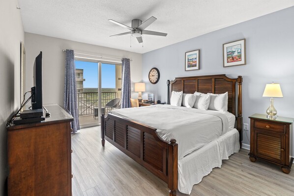 Een bureau, een strijkplank/strijkijzer, gratis wifi, beddengoed