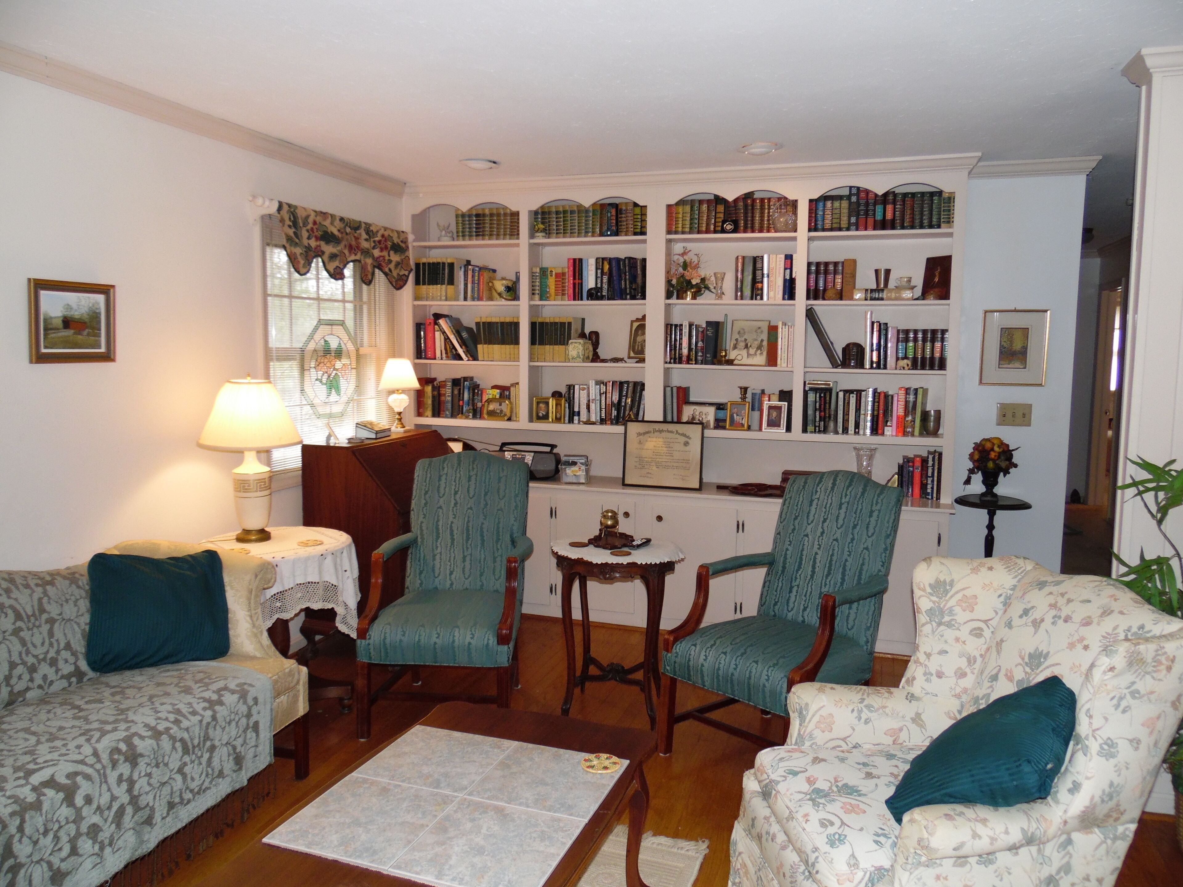 Stately Home 5 Mins to VA Tech-Walking distance to Lane Stadium, Wedding Parties