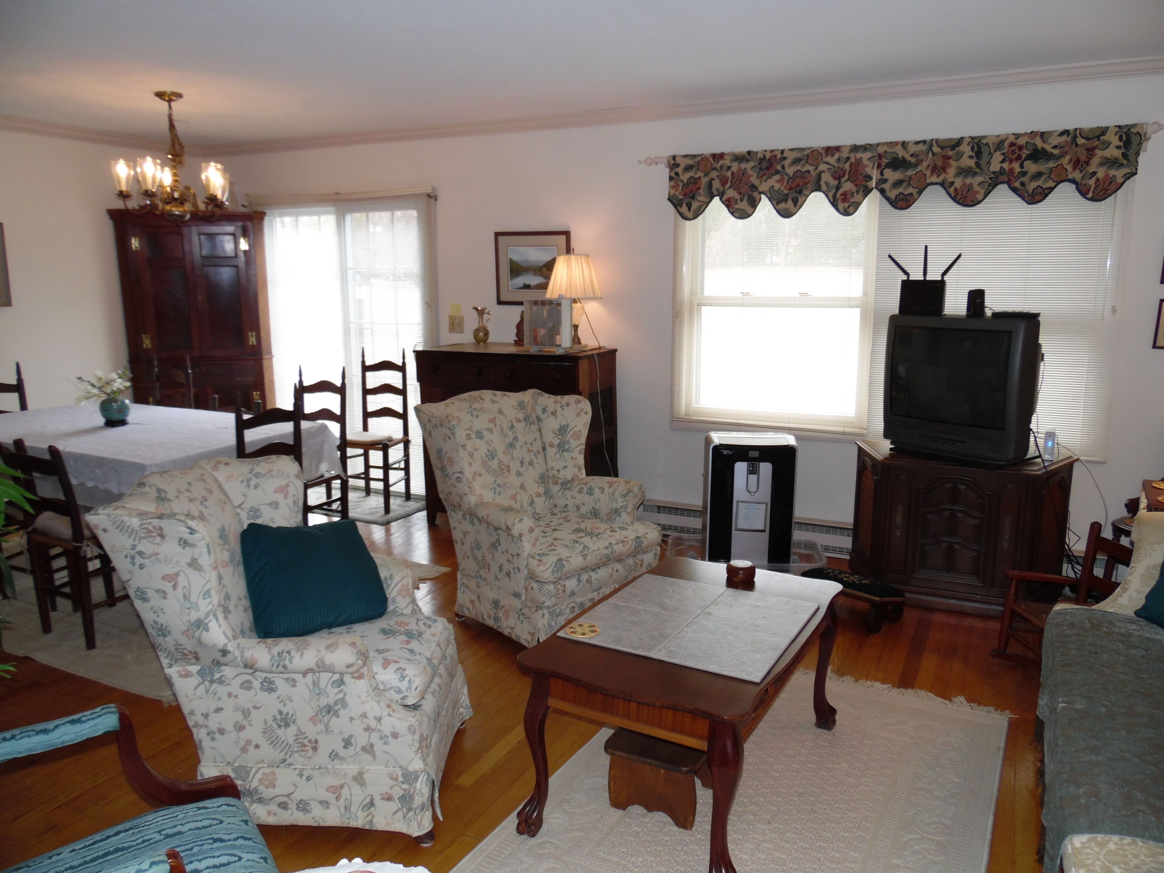 Stately Home 5 Mins to VA Tech-Walking distance to Lane Stadium, Wedding Parties