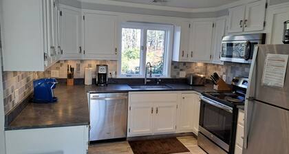 PRIVATE YHTEISÖ, 4000SF TRI-LEVEL, 5 BDRM, CENTRAL AC, ASSOCIATION DOCK / TENNI