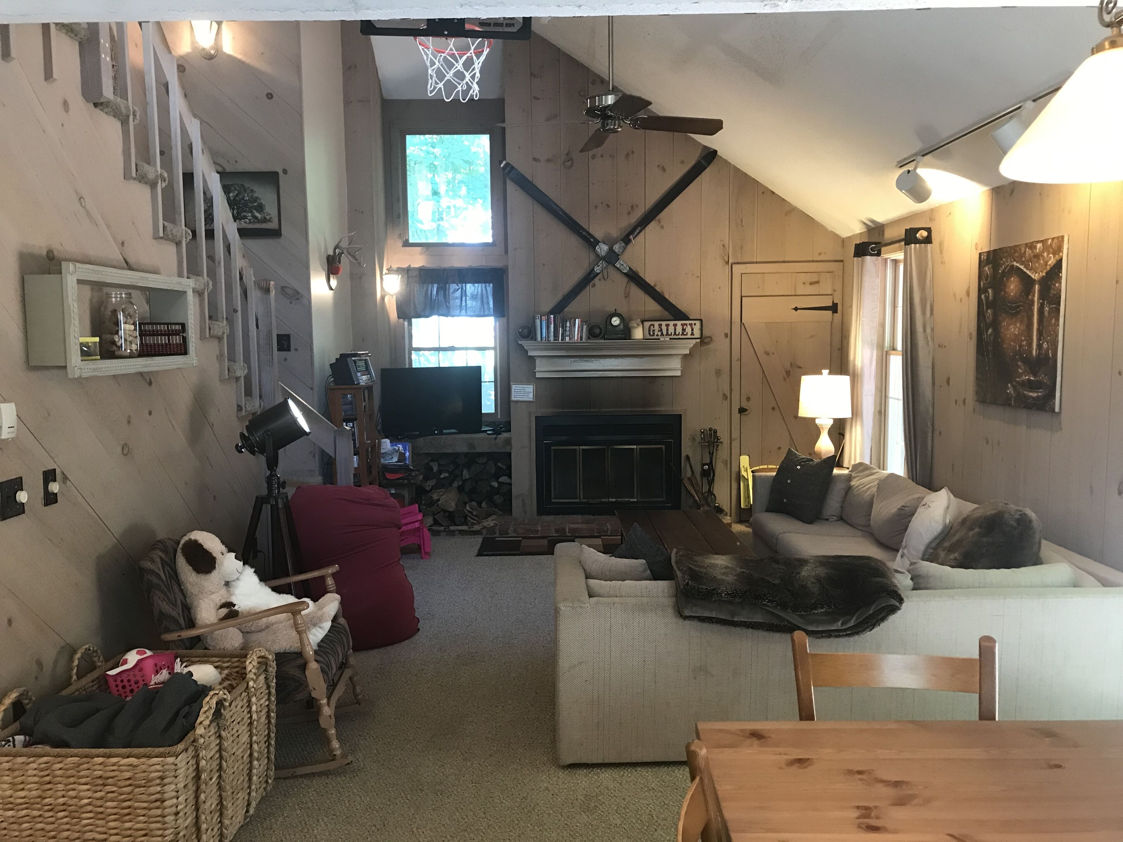 Beautiful 4 Bedroom + Loft with Hot Tub near Town, Mt Snow and lake! - Sleeps 10