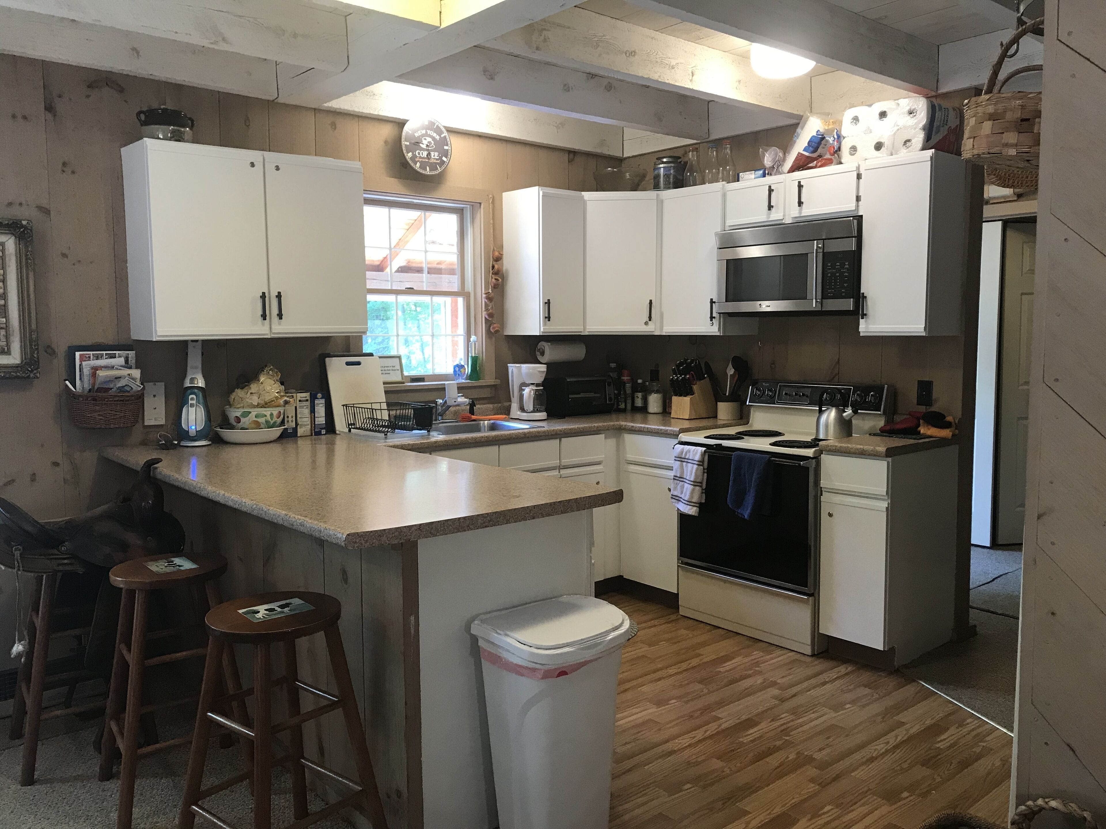 Beautiful 4 Bedroom + Loft with Hot Tub near Town, Mt Snow and lake! - Sleeps 10