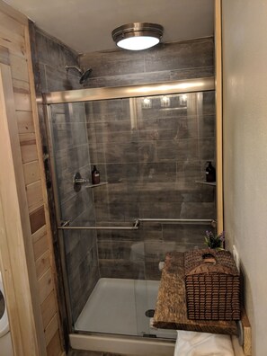 Shower, hair dryer, towels, soap - Tuscan Villa: Sauna ColdPlunge BrideSalon Fireplace Firepit DahlonegaWine (Dawsonville)