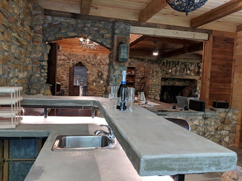 Tuscan Villa: Sauna ColdPlunge BrideSalon Fireplace Firepit DahlonegaWine