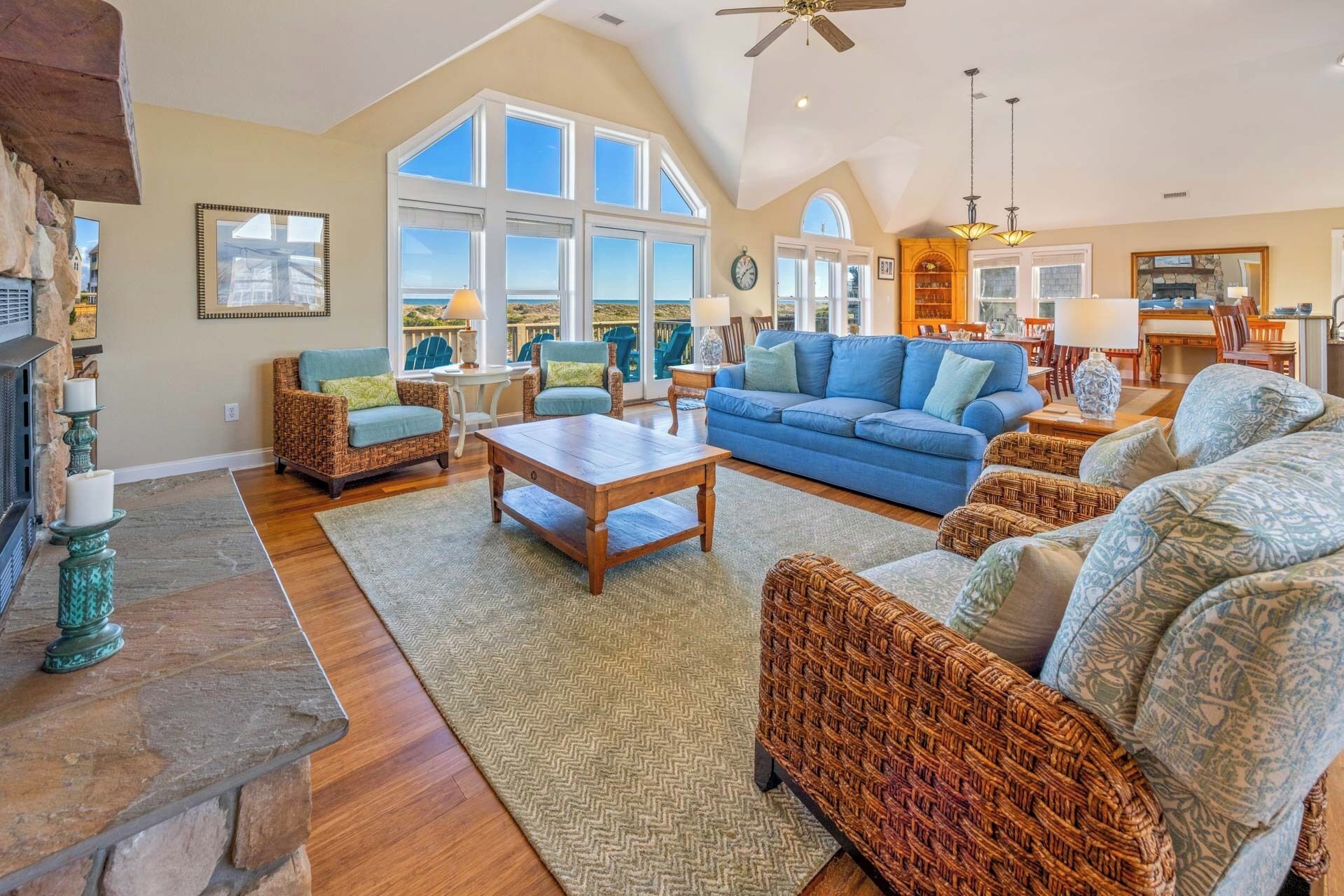 Tv, dvd-spelare, bordsfotboll och böcker