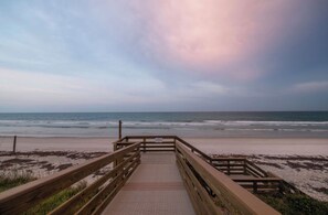 Sur la plage, chaise longue, serviettes de plage