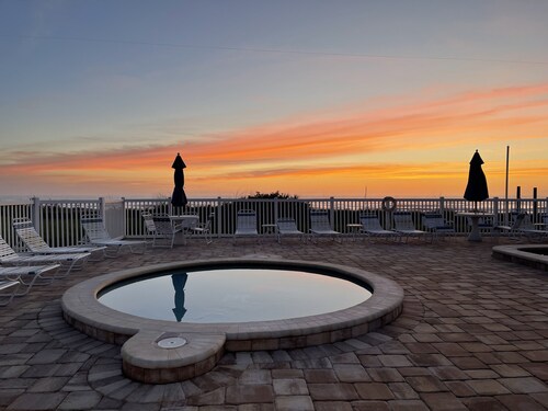 5 Star Beachfront Condo 3 BED 2 BATH 1st FLOOR NONDRIVING BEACH