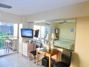 Smart TV, books - Beach Front Studio With Spectacular Ocean Views (Honolulu)