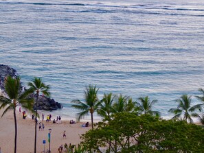 On the beach - Beach Front Studio With Spectacular Ocean Views (Honolulu)