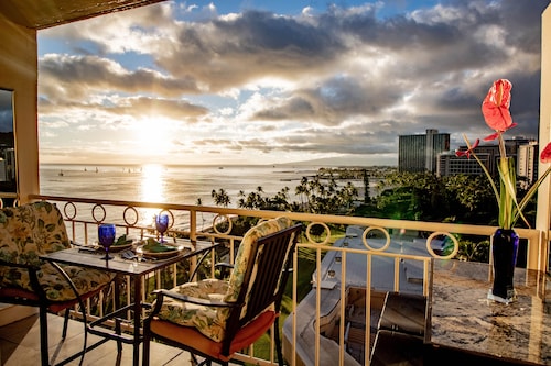 Beach Front Studio With Spectacular Ocean Views