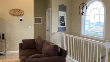 Een televisie, een dvd-speler en boeken