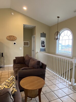 Televisión, reproductor de DVD y libros