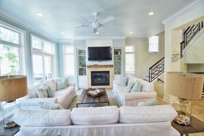 Smart TV, fireplace, DVD player, stereo - 5 Bed, 5.5 Bath. One row back from Beach! Sleeps 14. Gated community. (Destin)