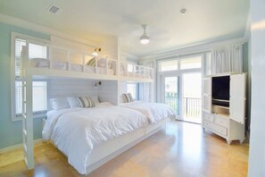 5 bedrooms, iron/ironing board, free WiFi, bed sheets - 5 Bed, 5.5 Bath. One row back from Beach! Sleeps 14. Gated community. (Destin)