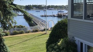 Una casa con vista su un lago, un molo e due bandiere.