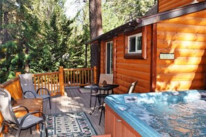 Outdoor dining - Cozy Log Cabin, 3+2, Game Room, Coffee Bar, Spa, View, Close to Ski, Lake & Golf (Big Bear Lake)