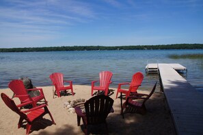 Sun loungers, beach towels - Sleeping Bear Cub Cottages - Two houses directly on Little Traverse Lake! (Maple City)