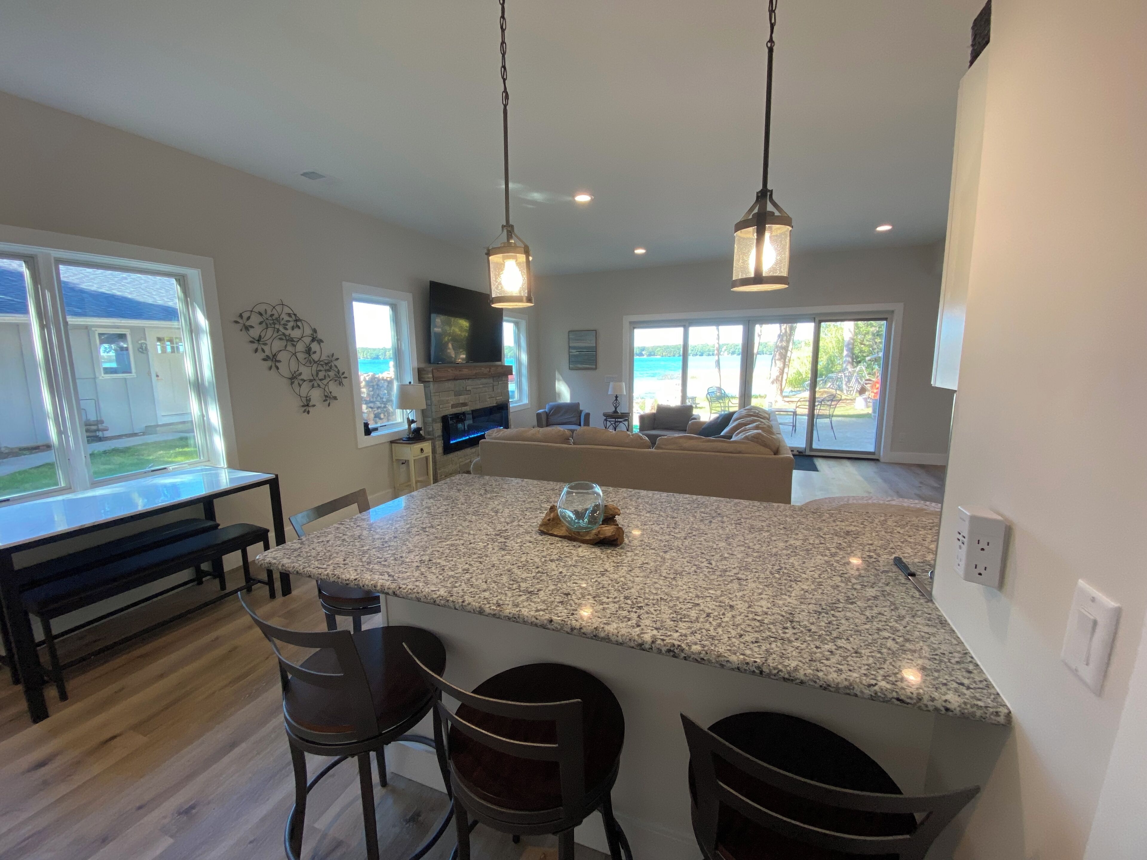 TV connectée, cheminée, livres