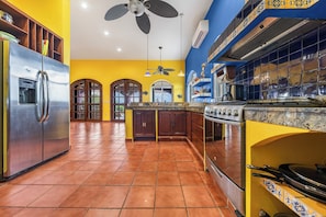 冰箱、微波炉、烤箱、炉灶