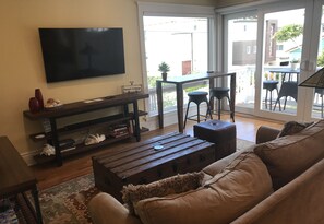 Älytelevisio, DVD-soitin, kirjoja, stereot