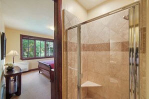 6 Schlafzimmer, Schreibtisch, Bügeleisen/Bügelbrett, kostenloses WLAN