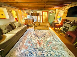 Älytelevisio, takka, DVD-soitin, kirjoja