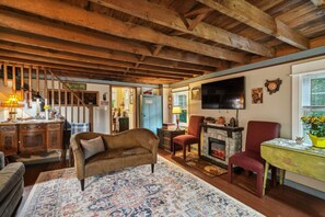 TV connectée, cheminée, lecteur de DVD, livres