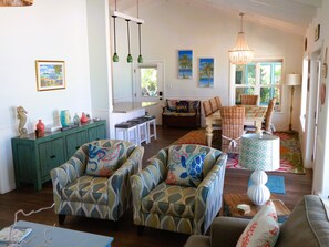 Smart TV, lettore DVD, libri, videoteca