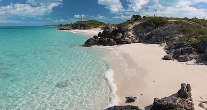 Stunning Waterfront and Tiki Bar - Paradise Found Villa- HGTV Bahamas Life!