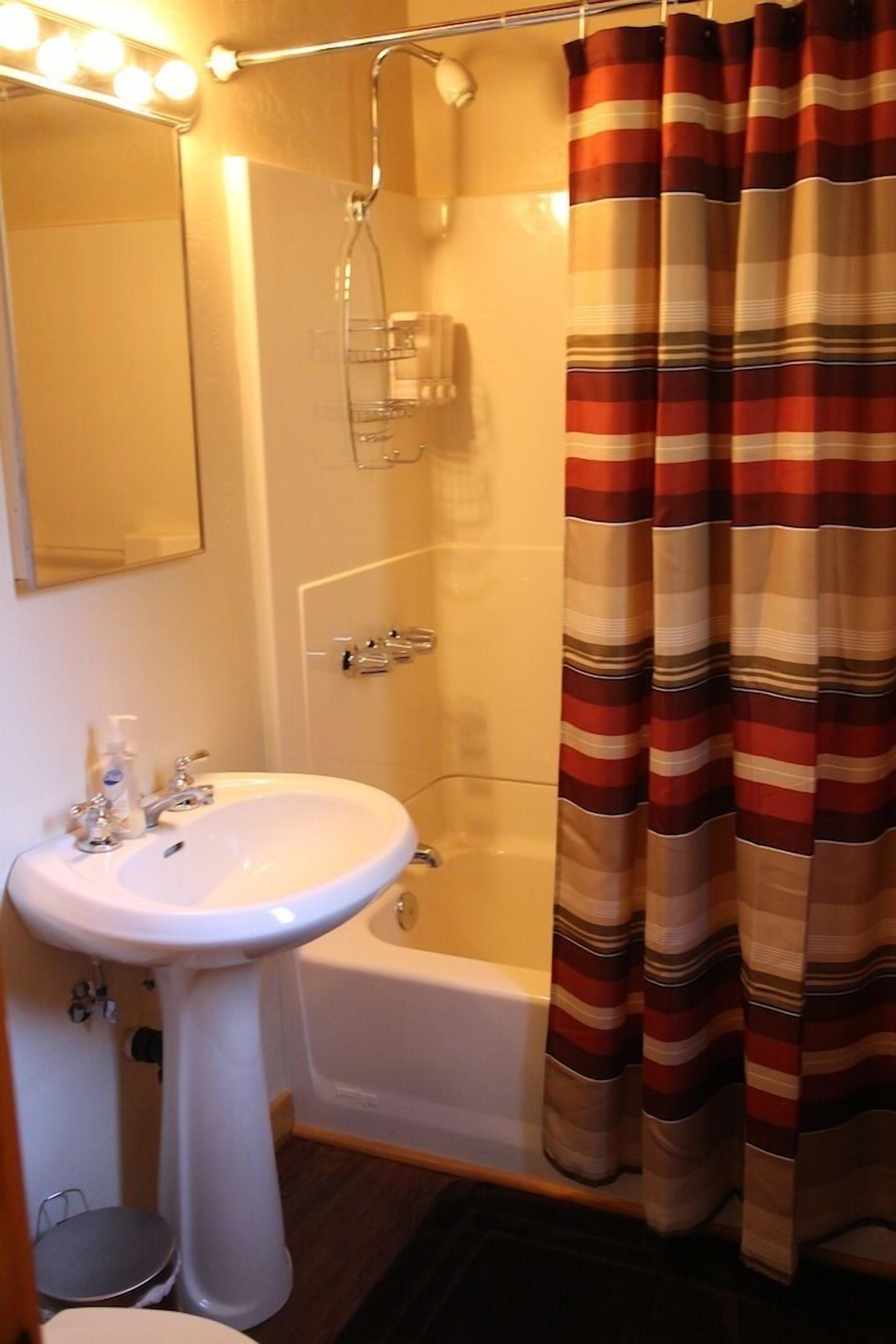 Remodeled 2 Bed 2 Bath 1125SqFt WIFI/ FIREPLACE  