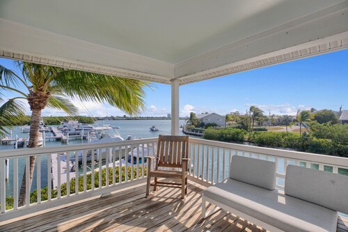 Finest location in Coral Lagoon.  End unit with bay views and boat slip! 
