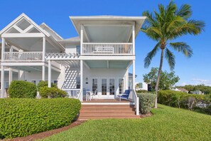 Exterior - Finest location in Coral Lagoon.  End unit with bay views and boat slip!  (Marathon)