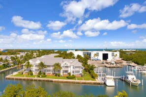 Marina - Finest location in Coral Lagoon. End unit with bay views and boat slip! (Marathon)