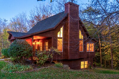 Charming 3BR / 3BA With Hot Tub, Fireplace & Pool Table