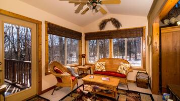 Smart TV, lareira, DVD player, livros