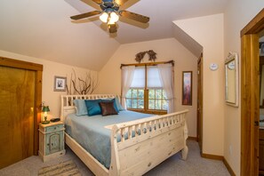 3 bedrooms, iron/ironing board, free WiFi, bed sheets - Charming 3BR / 3BA With Hot Tub, Fireplace & Pool Table (Galena)